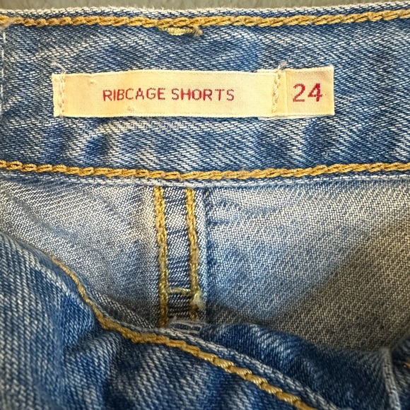 Levi’s Ribcage Denim Shorts - Picture 6 of 7